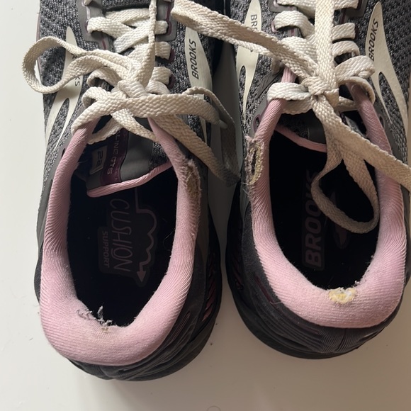 Brooks Adrenaline 22 in gray/lavender. Gently worn for walking only. SIZE 9 WIDE - Picture 6 of 8